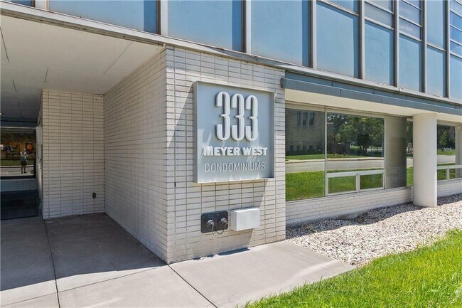 Foto del edificio - 333 W Meyer Blvd