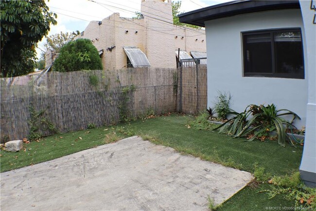 Foto del edificio - 1144 NW 30th St