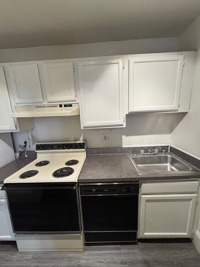 Apt 104 Kitchen - 10-16 E Chase St