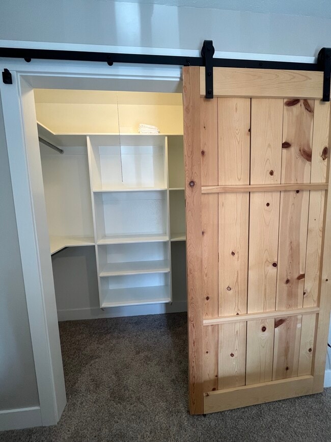 Building Photo - 2122 Colonial Ln