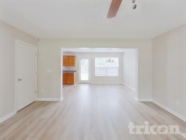 Foto del edificio - 4028 Deer Run Trce