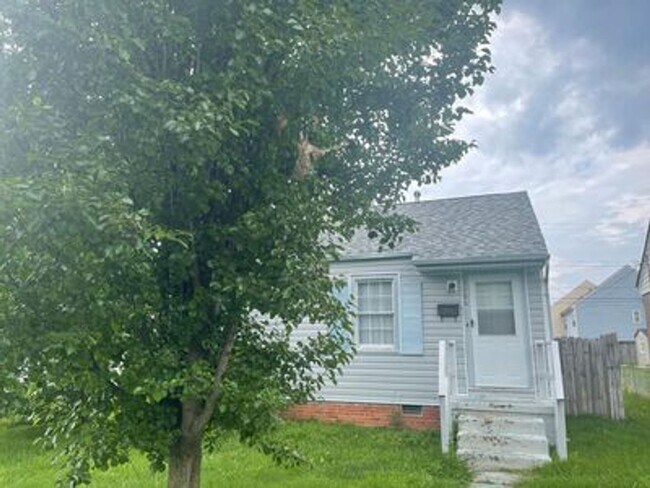 Foto del edificio - 2 bed house on Rva Northside!  Central hvac, hardwoods,all electric, lots of parking, laundry,