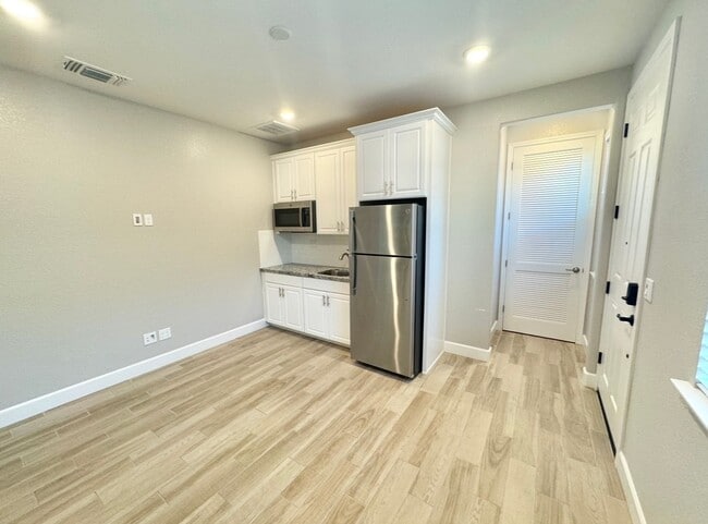 Building Photo - Charming 1-bedroom 1-bathroom in-law unit