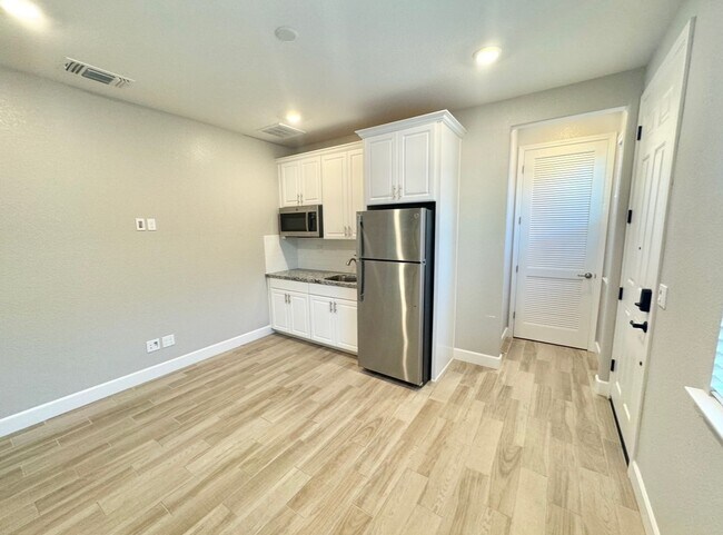 Foto del edificio - Charming 1-bedroom 1-bathroom in-law unit