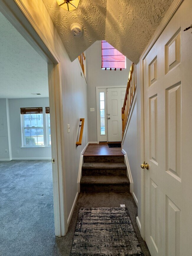 Foto del edificio - Spacious 4-Bedroom Townhome with Modern Am...