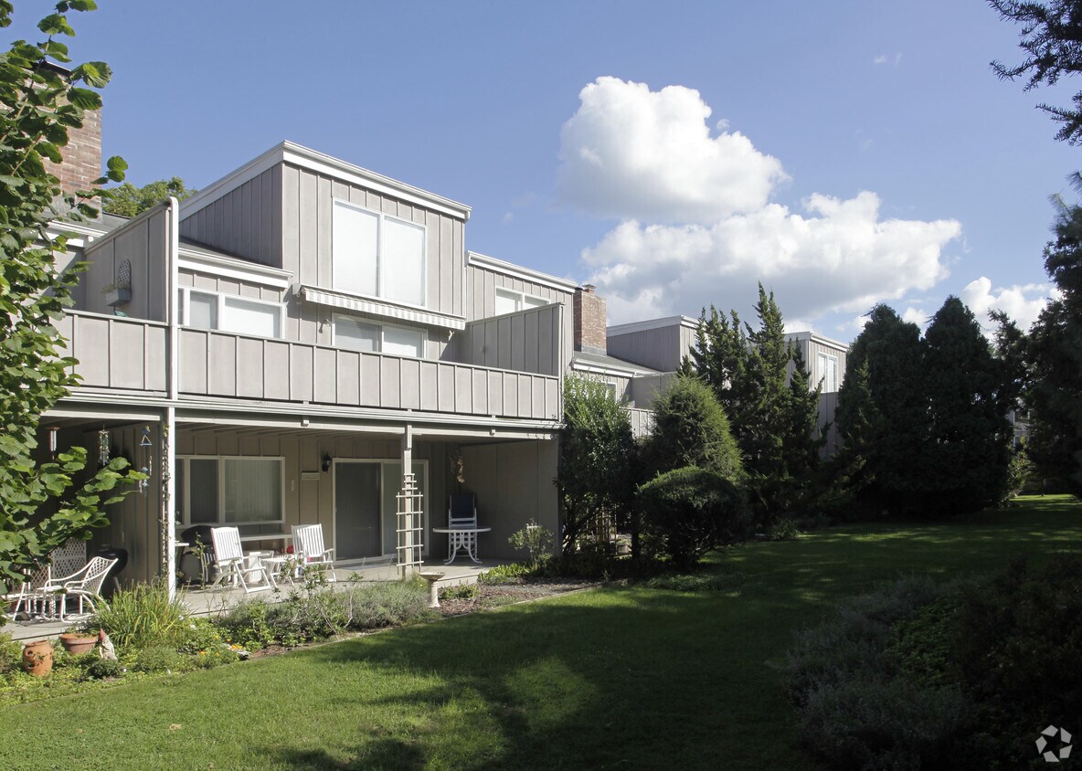 Hampton Mews Apartments Apartments in East Hampton, NY