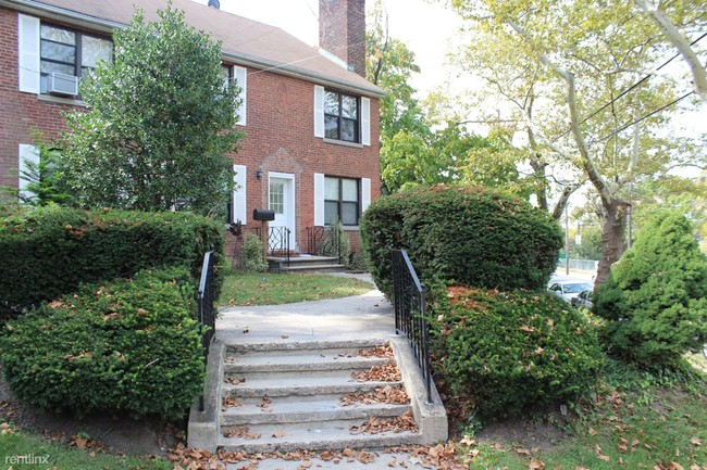 Building Photo - 638 Castleton Ave