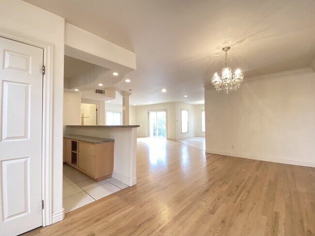 Building Photo - Bright and Spacious 4-Bed +3-Bath Gem in P...
