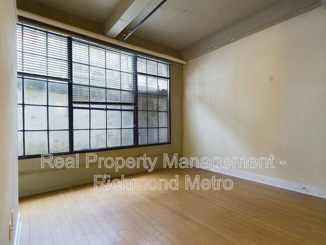 Building Photo - 815 Perry St