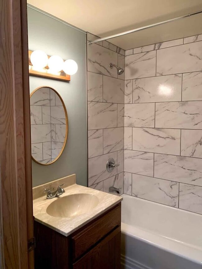 Building Photo - 512 Manitowoc St