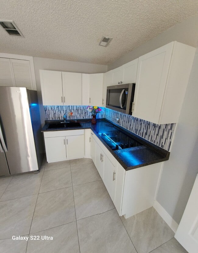 Full Kitchen - 202 Bramley Ct
