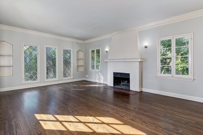 Building Photo - 356 N Doheny Dr