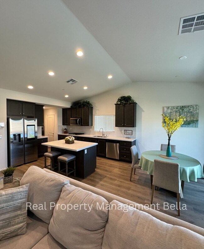 Foto del edificio - Modern Luxury Awaits: 5 Bed, 3 Bath Winche...