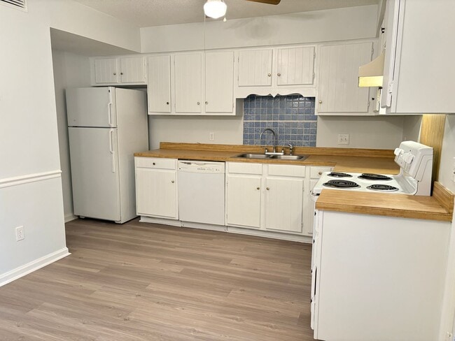 Building Photo - 2 Bedroom, 1.5 Bathroom Condo in Winston-Salem!