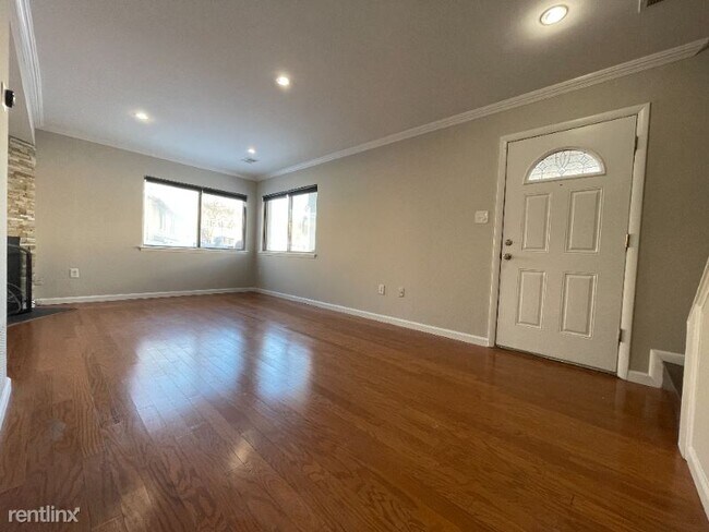 Foto del edificio - 3 br, 1 bath Townhome - 7508 Woodbine Dr