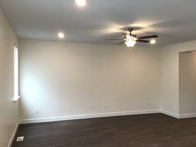 Building Photo - 2308 E Surry Way