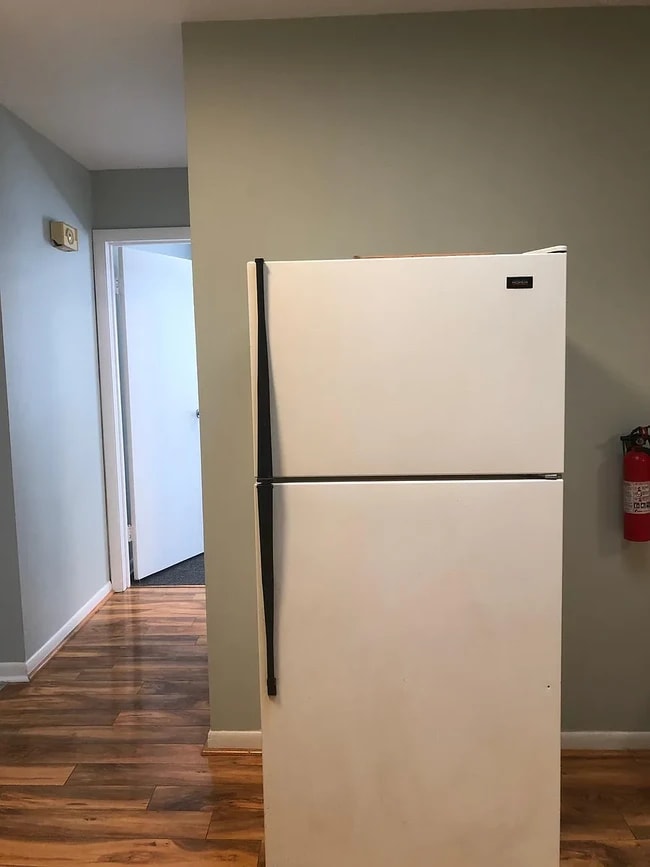 Building Photo - 905 Main St