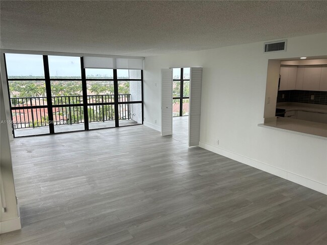 Building Photo - 1000 Parkview Dr