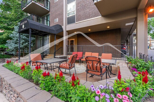 Building Photo - Charming Condo with Washer/Dryer and Reser...