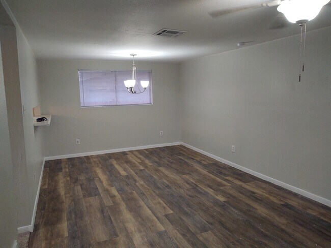 Building Photo - 1007 Northcliff Dr