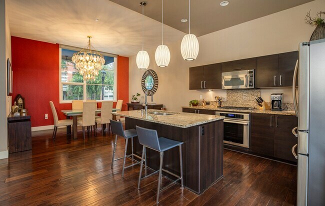 Building Photo - Modern Townhome Living in the Heart of Dow...