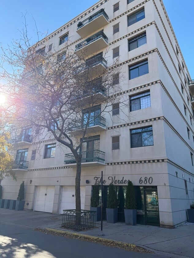 Primary Photo - 680 N Green St