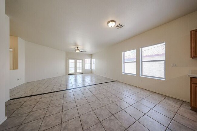 Foto del edificio - Stylish 4BD , 2 BA Home with Remodeled Bac...