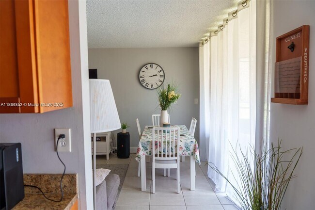 Foto del edificio - 3500 Blue Lake Dr