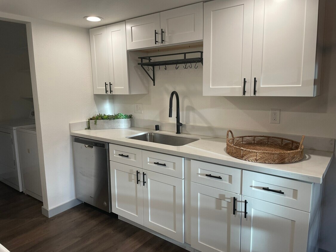 Beautiful bright new kitchen - 7306 N Skyview Ln