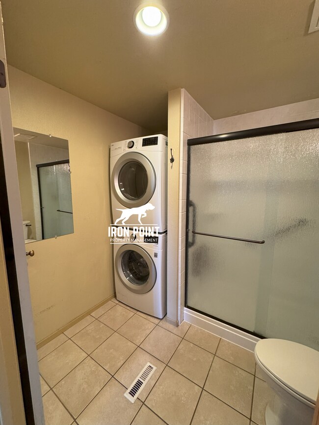 Foto del edificio - SW Boise home w/attached garage, large fen...