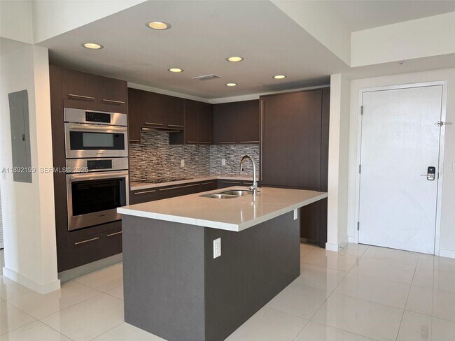 Foto del edificio - 7825 NW 107th Ave