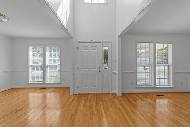 Foto del edificio - Spacious 3-Bedroom Home with Bonus Room an...