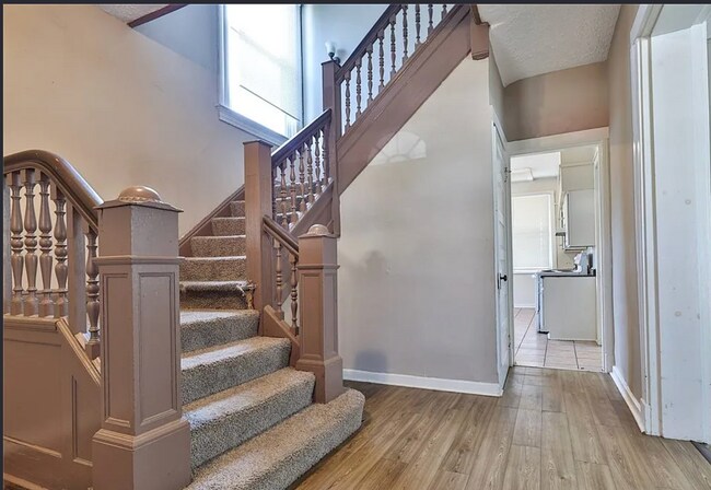 Foto del edificio - Bright 4-Bed Home with Fenced Yard, Central HVAC, and 3 Finished Levels