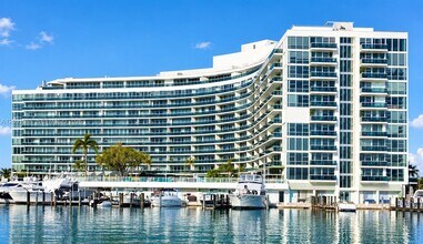 Building Photo - 900 Bay Dr