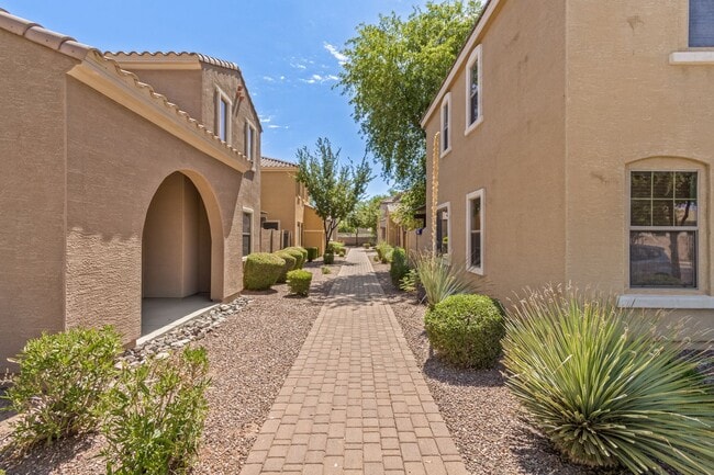 Foto del edificio - Welcome Home 3B/2BA in Lyons Gate!