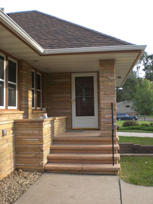 Building Photo - Enjoy Life on Lake Phalen, 3 bedroom, 2.5 ...