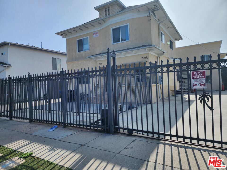 Foto principal - 750 E 40th Pl