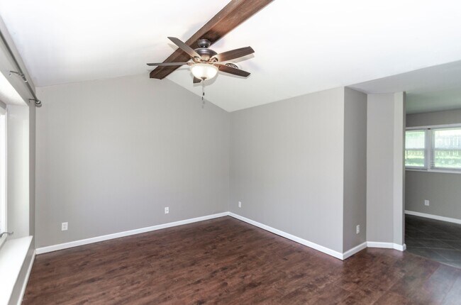 Foto del edificio - Please View 3D Virtual Walk-Through Before Scheduling a Showing