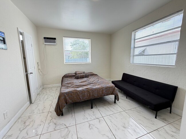 Building Photo - 912 NW 9th Ave