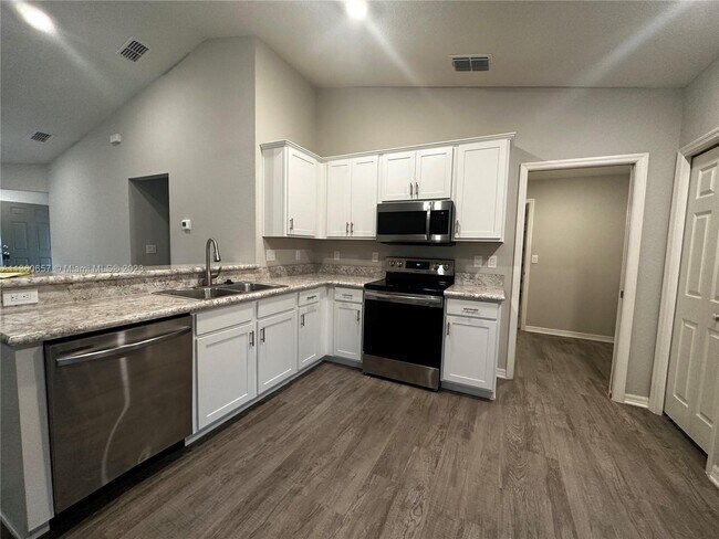 Foto del edificio - 645 Vittorio Dr