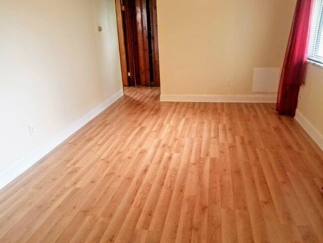 Building Photo - 512 Clinton St