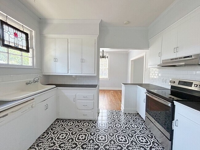 Building Photo - 2 Bedroom In the Garden District !