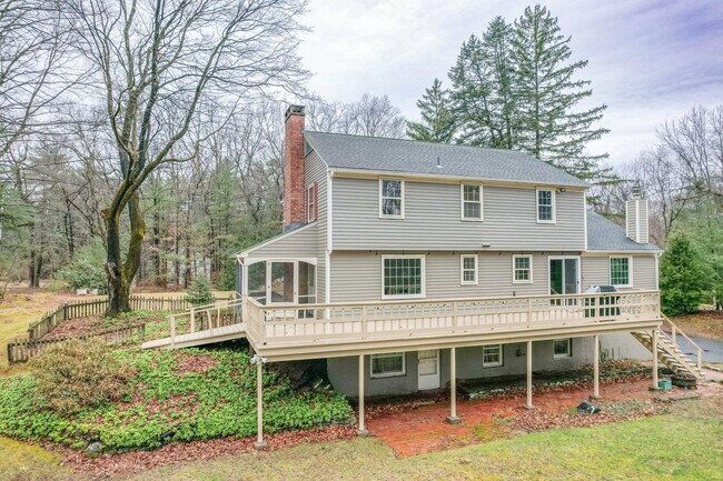 Building Photo - Bright and Beautiful 4 Bedroom Colonial