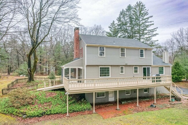 Foto del edificio - Bright and Beautiful 4 Bedroom Colonial