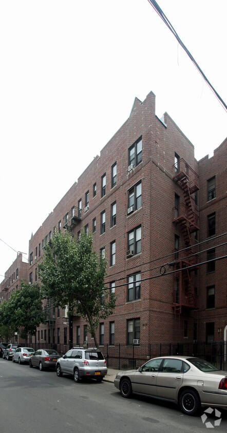 Foto del edificio - 60-30 Madison St