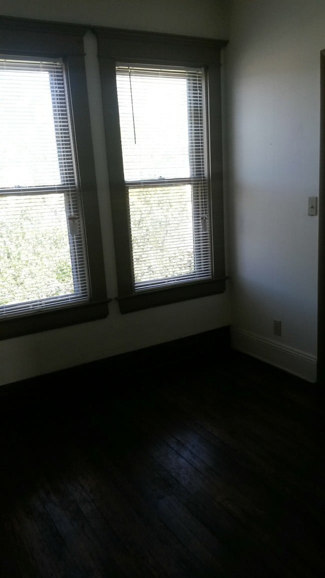 Building Photo - 119 4th St