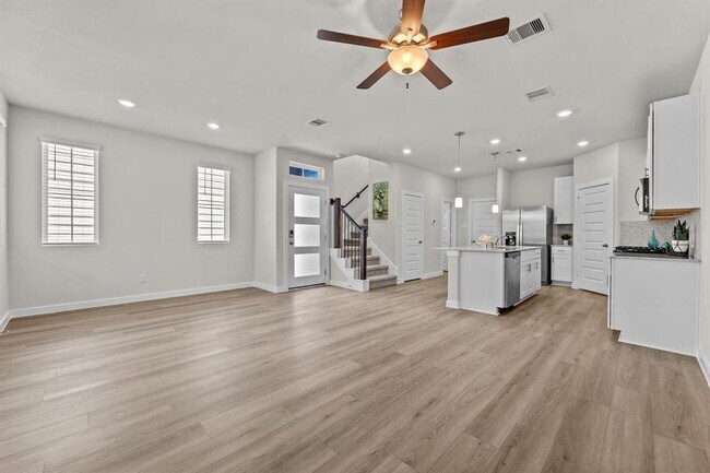 Building Photo - 617 Seafoam Ln