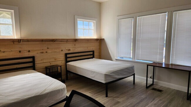 Building Photo - College Ave Apartment for Rent