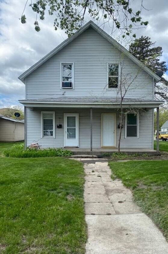 Foto principal - 2 bedroom 1 bath duplex