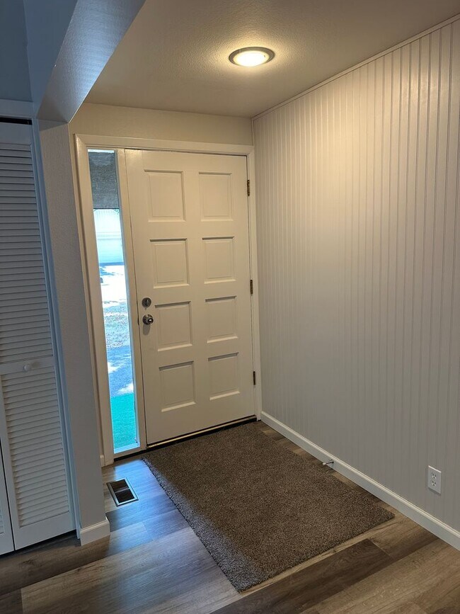 Foto del edificio - Updated 2 bedroom 2 bath duplex with garage!